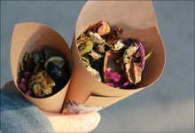 Load image into Gallery viewer, Amethyst blend - cones and environmental friendly flower confetti set from Kooka Paperie